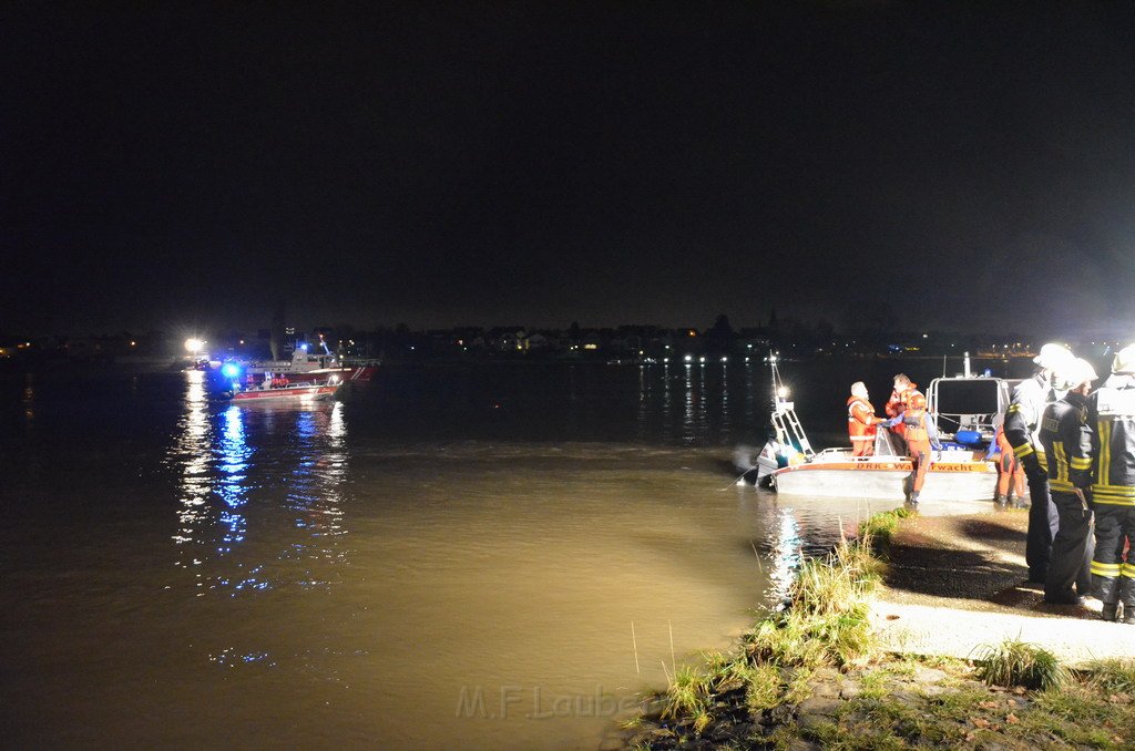 Einsatz BF Koeln PKW im Rhein Mondorf Hersel P073.JPG